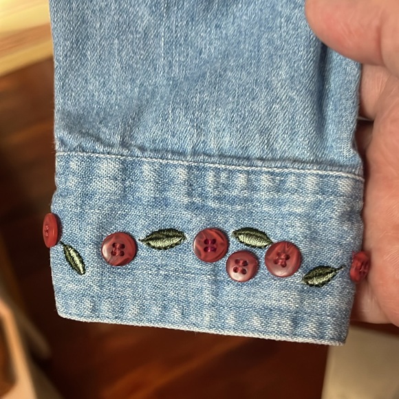 CJ Banks Denim Shirt -Button Up Embroidered/ buttons trim Sz M - Picture 4 of 9